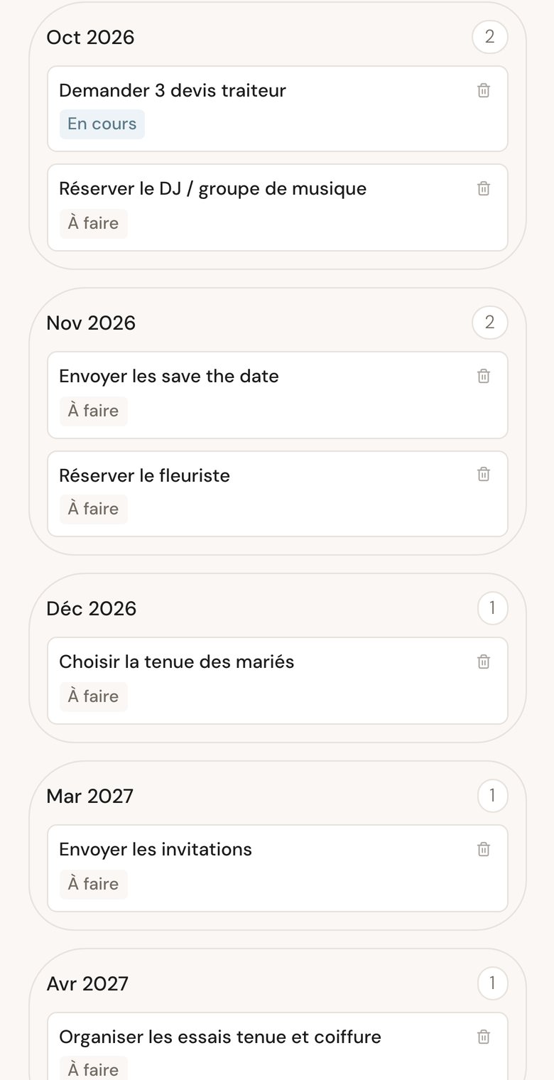 Écran Tâches de l'app, vue par mois : en octobre, demander 3 devis traiteur (en cours) et réserver le DJ ; en novembre, les save the date et le fleuriste.