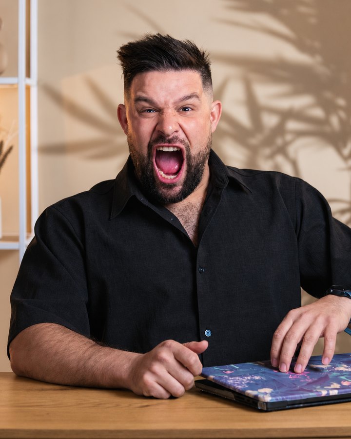 Sylvain crie face à la caméra.